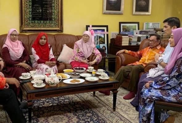 Anwar, Azizah luang masa lawat Azmin  Astro Awani
