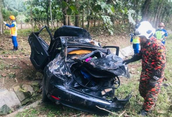 Anggota tentera maut, kereta terbabas di Lebuh Raya Utara Selatan Anggota tentera maut, kereta terbabas di Lebuh Raya Utara Selatan