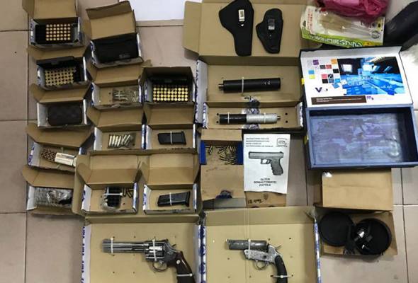 Polis jumpa ratusan peluru, pistol dan bom tangan aktif sewaktu serbu makmal dadah Polis jumpa ratusan peluru, pistol dan bom tangan aktif sewaktu serbu makmal dadah