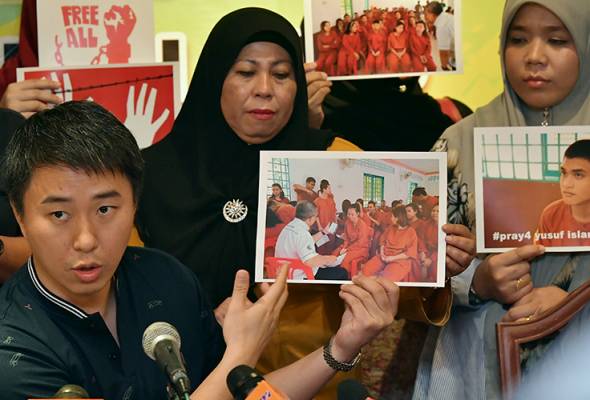 Wakil Malaysia berangkat untuk temui 47 yang ditahan di Kemboja Wakil Malaysia berangkat untuk temui 47 yang ditahan di Kemboja