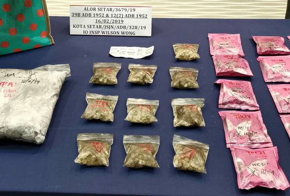 Polis gagalkan taktik seludup dadah dalam paket minuman '3-in-1' Polis gagalkan taktik seludup dadah dalam paket minuman '3-in-1'