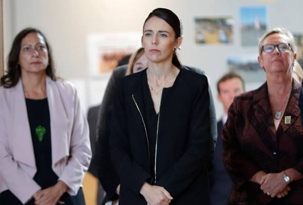 Jacinda Ardern mengadakan pertemuan dengan pemimpin masyarakat Islam dan menganggap ini sebagai "penyelesaian" untuk menyokong umat Islam New Zealand bertafakur, siar azan seluruh negara Jumaat ini
