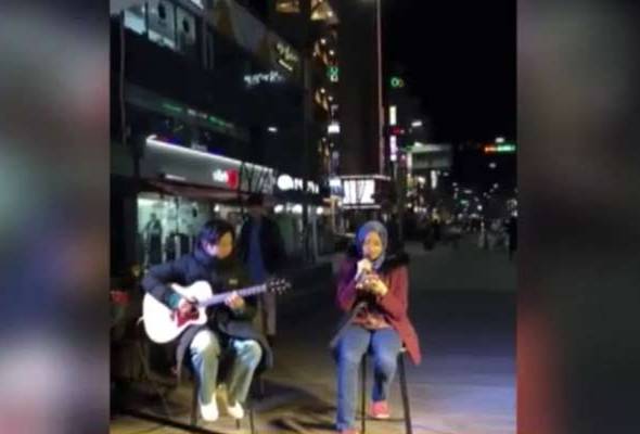 Gadis Melayu bertudung busking lagu Korea di Seoul Gadis Melayu bertudung busking lagu Korea di Seoul