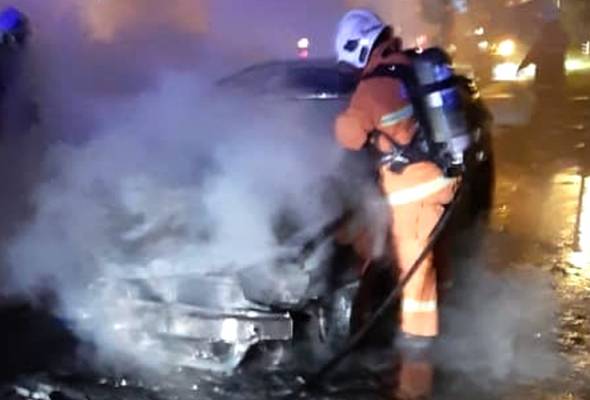 Kereta terbakar dirempuh, pemandu sempat keluar selamatkan diri Kereta terbakar dirempuh, pemandu sempat keluar selamatkan diri
