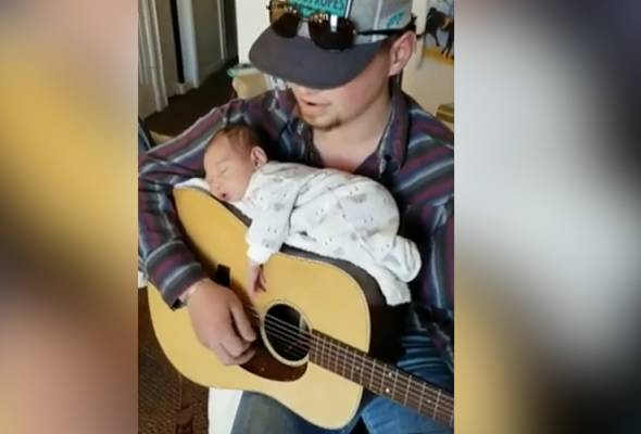 Bukan di riba, tapi bayi ini nyenyak tidur atas gitar Bukan di riba, tapi bayi ini nyenyak tidur atas gitar