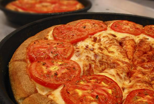Juruterbang pesan 23 piza selepas pesawat terkandas akibat salji Juruterbang pesan 23 piza selepas pesawat terkandas akibat salji