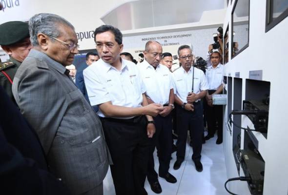 Tun Mahathir lancar radio tentera generasi kedua di LIMA'19 Tun Mahathir lancar radio tentera generasi kedua di LIMA'19