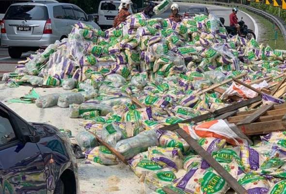 Kemalangan itu juga membuatkan beras dan mihun yang dibawa lori berkenaan bertaburan di atas jalan raya. Lori terbalik: Beras, mihun 'menangis' di lebuh raya