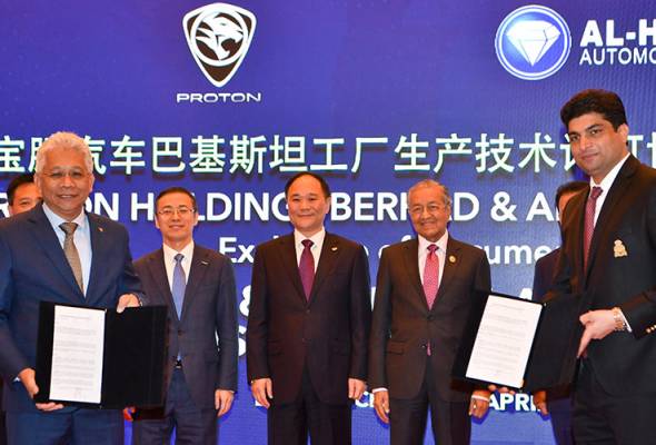 Dr Mahathir saksi pertukaran dokumen antara Proton dan rakan kongsi di Beijing Dr Mahathir saksi pertukaran dokumen antara Proton dan rakan kongsi di Beijing