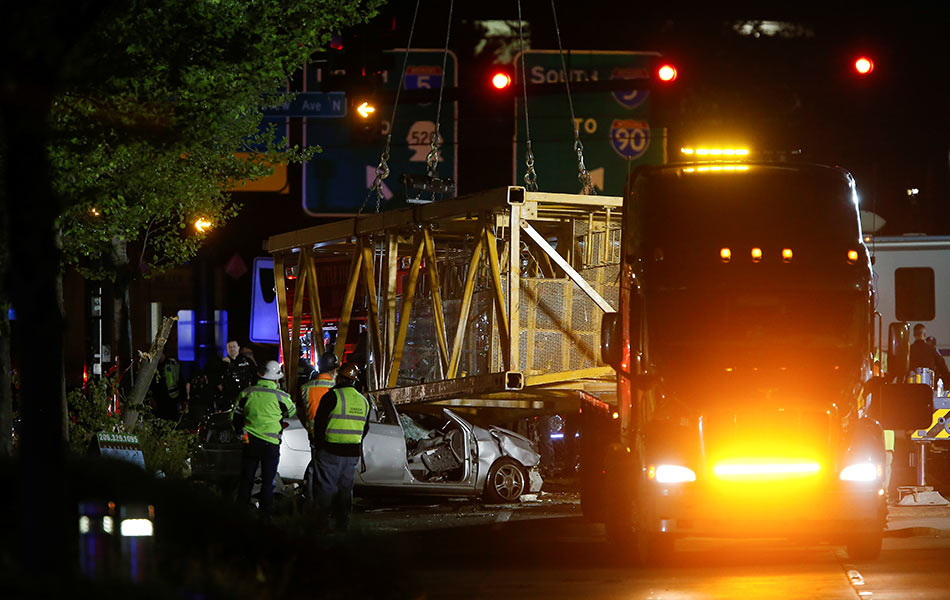 Pandangan dari jalan kemalangan membabitkan kren tumbang yang meragut empat nyawa di Seattle pada 27 April 2019. - Foto Reuters/Lindsey Wasson Pandangan dari jalan kemalangan membabitkan kren tumbang yang meragut empat nyawa di Seattle pada 27 April 2019. - Foto Reuters/Lindsey Wasson