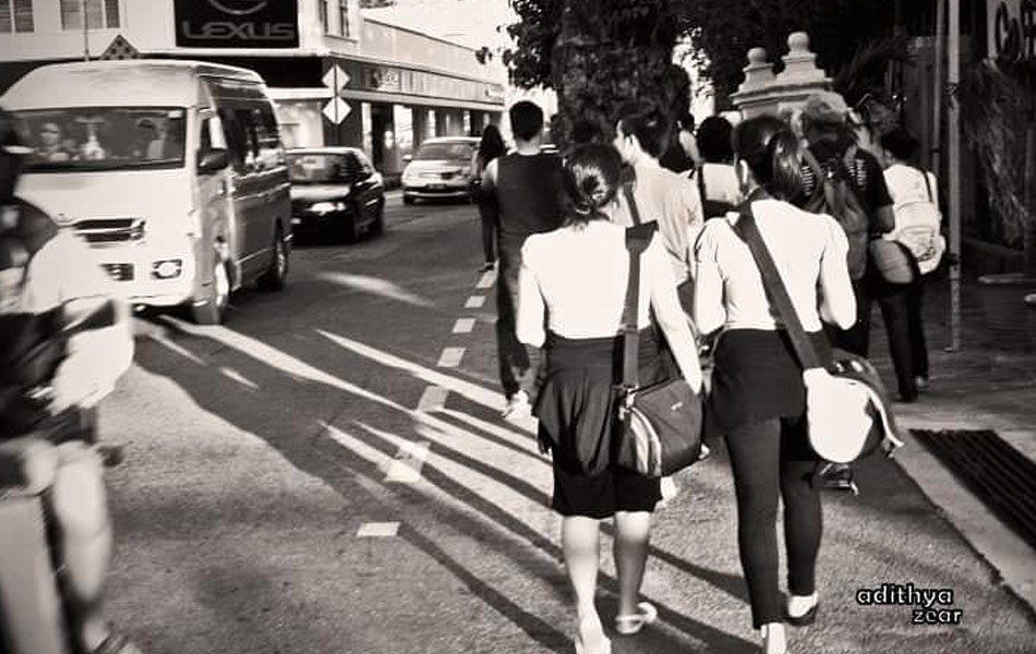 Teringat masa outing subjek fotografi sekitar 2012. Jauh juga berjalan dari hotel penginapan ke Komtar, Penang.
.
Sedang elok berjalan, pancaran matahari pagi cukup cantik di belakang. Saya terus capture this shadow moment.
.
Ini antara gambar yang paling saya suka.
Instagram/Zairul Eizam Teringat masa outing subjek fotografi sekitar 2012. Jauh juga berjalan dari hotel penginapan ke Komtar, Penang.
.
Sedang elok berjalan, pancaran matahari pagi cukup cantik di belakang. Saya terus capture this shadow moment.
.
Ini antara gambar yang paling saya suka.
Instagram/Zairul Eizam