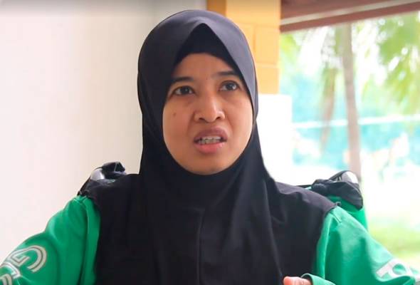 Sumaiyah teruja jadi penghantar makanan walaupun berkerusi roda Sumaiyah teruja jadi penghantar makanan walaupun berkerusi roda