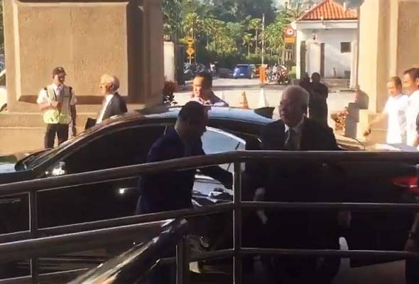 Kes SRC: Najib tiba di kompleks mahkamah, perbicaraan bersambung hari ini Kes SRC: Najib tiba di kompleks mahkamah, perbicaraan bersambung hari ini
