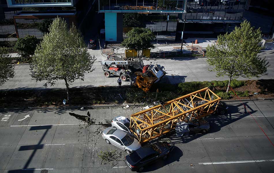 Pasukan kecemasan memeriksa bahagian di mana sebuah kren menghempap beberapa kereta di Mercer Street pada 27 April 2019. - Foto Reuters/Lindsey Wasson Pasukan kecemasan memeriksa bahagian di mana sebuah kren menghempap beberapa kereta di Mercer Street pada 27 April 2019. - Foto Reuters/Lindsey Wasson