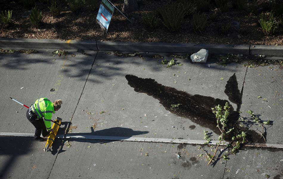 Pasukan forensik mengumpul bukti kemalangan yang membabitkan kren tumbang dan meragut empat nyawa di Mercer Street pada 27 April 2019. - Foto Reuters/Lindsey Wasson Pasukan forensik mengumpul bukti kemalangan yang membabitkan kren tumbang dan meragut empat nyawa di Mercer Street pada 27 April 2019. - Foto Reuters/Lindsey Wasson
