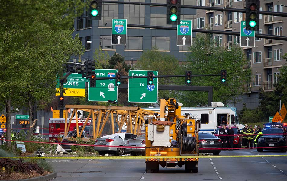 Empat maut selepas sebuah kren menghempapa beberapa kereta di Mercer Street. Dua mangsa adalah pengendali kren itu, manakala mangsa lain maut ketika berada dalam kereta. - Foto Reuters/Lindsey Wasson Empat maut selepas sebuah kren menghempapa beberapa kereta di Mercer Street. Dua mangsa adalah pengendali kren itu, manakala mangsa lain maut ketika berada dalam kereta. - Foto Reuters/Lindsey Wasson