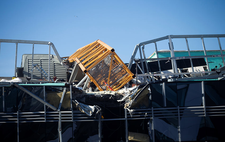 Kren yang tumbang di Mercer Street dilihat tergantung daripada bangunan pejabat Google di Seattle pada 27 April 2019. - Foto Reuters/Lindsey Wasson Kren yang tumbang di Mercer Street dilihat tergantung daripada bangunan pejabat Google di Seattle pada 27 April 2019. - Foto Reuters/Lindsey Wasson