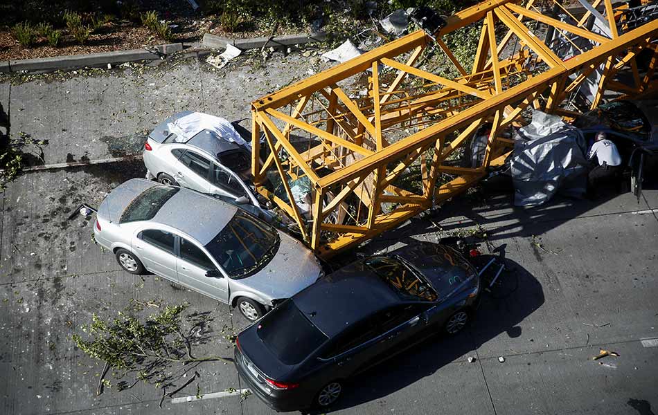 Anggota polis Seattle membuat pemeriksaan di tapak kemalangan yang mengakibatkan empat maut manakala empat lagi cedera di Seattle pada 27 April 2019. - Foto Reuters/Lindsey Wasson Anggota polis Seattle membuat pemeriksaan di tapak kemalangan yang mengakibatkan empat maut manakala empat lagi cedera di Seattle pada 27 April 2019. - Foto Reuters/Lindsey Wasson