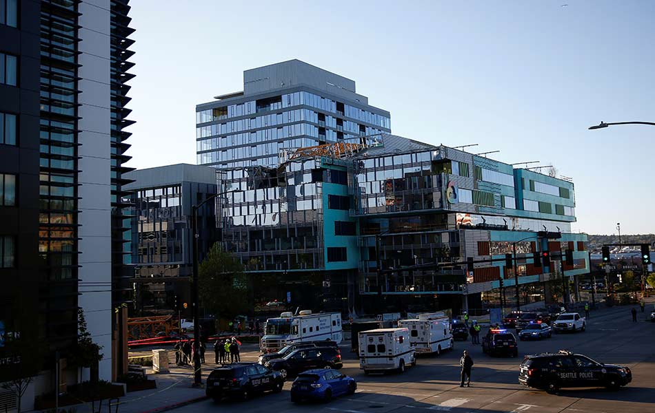 Pasukan kecemasan bergegas ke tempat kejadian yang meragut empat nyawa dan mencederakan empat lagi di Seattle pada 27 April 2019. - Foto Reuters/Lindsey Wasson Pasukan kecemasan bergegas ke tempat kejadian yang meragut empat nyawa dan mencederakan empat lagi di Seattle pada 27 April 2019. - Foto Reuters/Lindsey Wasson