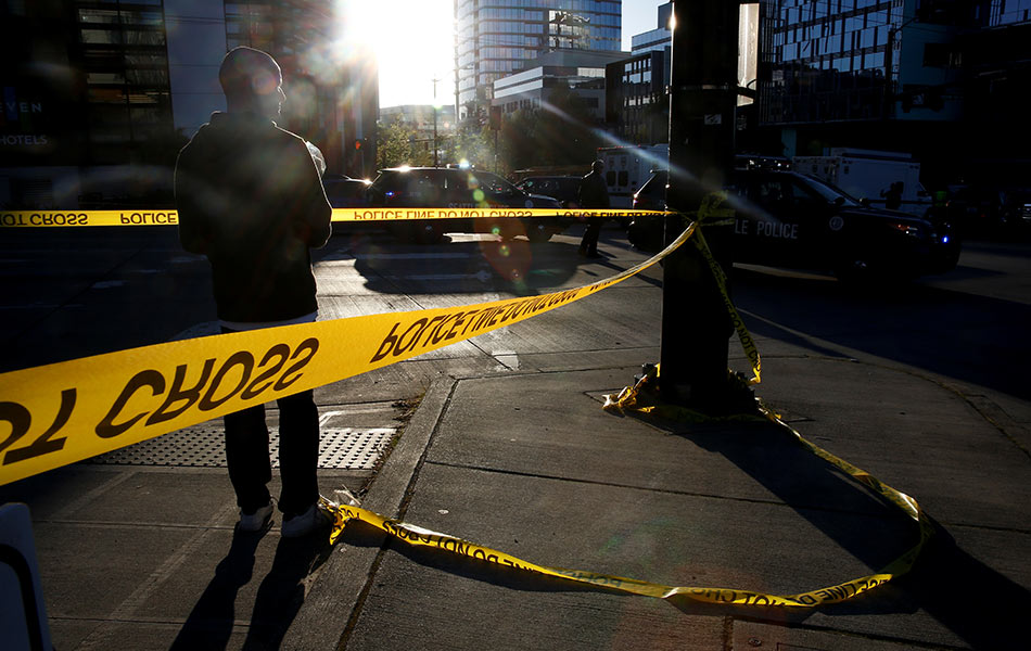 Penduduk Seattle, Blake Haner, dilihat memegang sejambak bunga sambil memperingati mangsa kren tumbang di Mercer Street pada 27 April 2019. - Foto Reuters/Lindsey Wasson Penduduk Seattle, Blake Haner, dilihat memegang sejambak bunga sambil memperingati mangsa kren tumbang di Mercer Street pada 27 April 2019. - Foto Reuters/Lindsey Wasson
