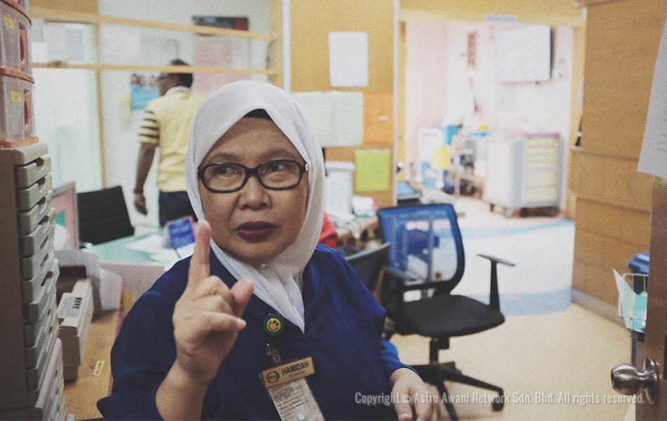 OK, nak mula kerja ni, kata Hamidah di luar bilik pejabatnya. - Astro AWANI / Israr Khalid OK, nak mula kerja ni, kata Hamidah di luar bilik pejabatnya. - Astro AWANI / Israr Khalid