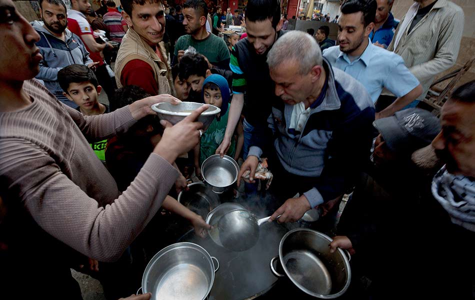 Walid Hattab mengedarkan sup gandum dan bubur yang dimasaknya kepada orang ramai secara percuma di Bandar Gaza pada 11 Mei 2019. Ini antara gambaran kehidupan lebih dua juta rakyat Palestin ketika bulan Ramadan. - Foto AP/Hatem Moussa Walid Hattab mengedarkan sup gandum dan bubur yang dimasaknya kepada orang ramai secara percuma di Bandar Gaza pada 11 Mei 2019. Ini antara gambaran kehidupan lebih dua juta rakyat Palestin ketika bulan Ramadan. - Foto AP/Hatem Moussa