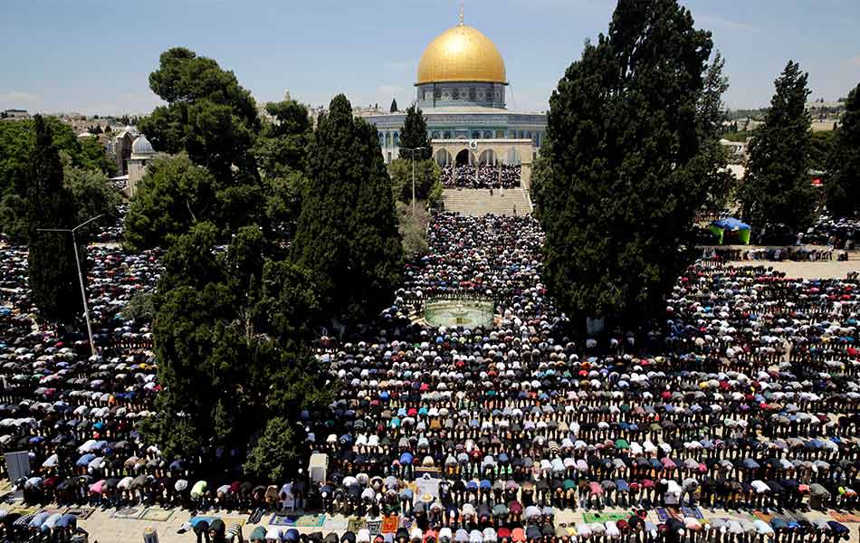 Rakyat Palestin menunaikan solat di hadapan Qubbat al-Sakhra di Baitulmaqdis pada 12 Mei 2019. - Foto AP/Mahmoud Illean Rakyat Palestin menunaikan solat di hadapan Qubbat al-Sakhra di Baitulmaqdis pada 12 Mei 2019. - Foto AP/Mahmoud Illean