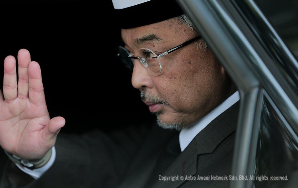 Yang di-Pertuan Agong Al-Sultan Abdullah meninggalkan majlis selepas menunaikan solat jenazah Allahyarham Datuk Dahlan Zainuddin di Masjid Saidina Abu Bakar As Siddiq, Bangsar. - Astro AWANI / SHAHIR OMAR Yang di-Pertuan Agong Al-Sultan Abdullah meninggalkan majlis selepas menunaikan solat jenazah Allahyarham Datuk Dahlan Zainuddin di Masjid Saidina Abu Bakar As Siddiq, Bangsar. - Astro AWANI / SHAHIR OMAR