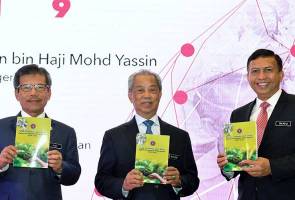 Muhyiddin bersama Alwi (kiri) dan Zulkifli (kanan) menunjukkan Pelan Tindakan Jom Hijau AADK 2019-2021 pada perasmian Simposium Sains Penagihan Dadah Kebangsaan 2019 hari ini. --fotoBERNAMA