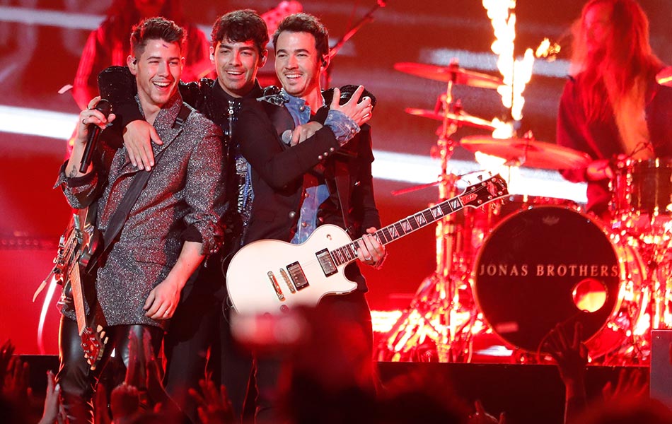The Jonas Brothers membuat persembahan pada majlis Anugerah Muzik Billboard 2019 di Las Vegas, Nevada, Amerika Syarikat pada 1 Mei 2019. - REUTERS/Mario Anzuoni The Jonas Brothers membuat persembahan pada majlis Anugerah Muzik Billboard 2019 di Las Vegas, Nevada, Amerika Syarikat pada 1 Mei 2019. - REUTERS/Mario Anzuoni