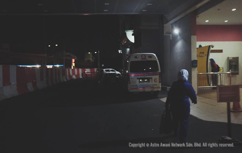 Syif kerjanya bermula jam 10 malam hingga 10 pagi esok. - Astro AWANI / Israr Khalid Syif kerjanya bermula jam 10 malam hingga 10 pagi esok. - Astro AWANI / Israr Khalid