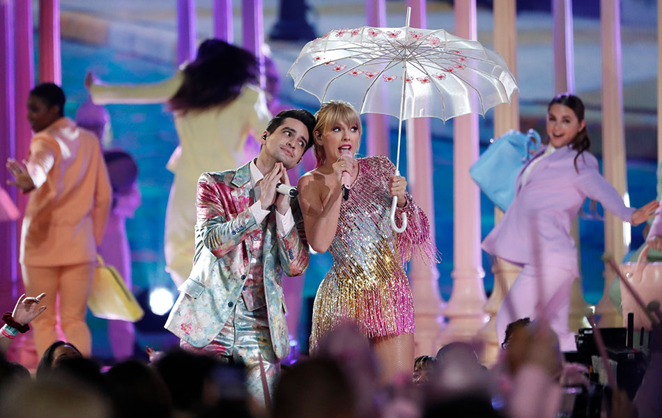 Penyanyi pop terkemuka Taylor Swift dan Brandon Urie dari kumpulan 'Panic! At The Disco' membuka tirai Anugerah Muzik Billboard 2019 dengan persembahan lagu 'ME!' di Las Vegas, Nevada, Amerika Syarikat pada 1 Mei 2019. - REUTERS/Mario Anzuoni Penyanyi pop terkemuka Taylor Swift dan Brandon Urie dari kumpulan 'Panic! At The Disco' membuka tirai Anugerah Muzik Billboard 2019 dengan persembahan lagu 'ME!' di Las Vegas, Nevada, Amerika Syarikat pada 1 Mei 2019. - REUTERS/Mario Anzuoni