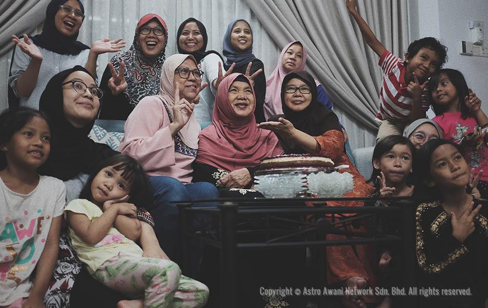 Hari Ibu disambut bersama ibunya yang tiba dari kampung di Ayer Hitam, Johor. - Astro AWANI / Israr Khalid Hari Ibu disambut bersama ibunya yang tiba dari kampung di Ayer Hitam, Johor. - Astro AWANI / Israr Khalid