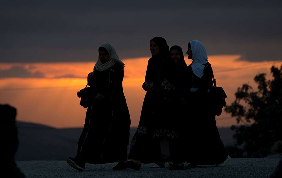 Beberapa wanita Palestin berjalan menuju ke Qalandia, kawasan sempadan antara Ramallah dan Baitulmaqdis untuk menghadiri solat Jumaat di Masjid al-Aqsa pada 10 Mei 2019. - Foto AP/Majdi Mohammed Beberapa wanita Palestin berjalan menuju ke Qalandia, kawasan sempadan antara Ramallah dan Baitulmaqdis untuk menghadiri solat Jumaat di Masjid al-Aqsa pada 10 Mei 2019. - Foto AP/Majdi Mohammed
