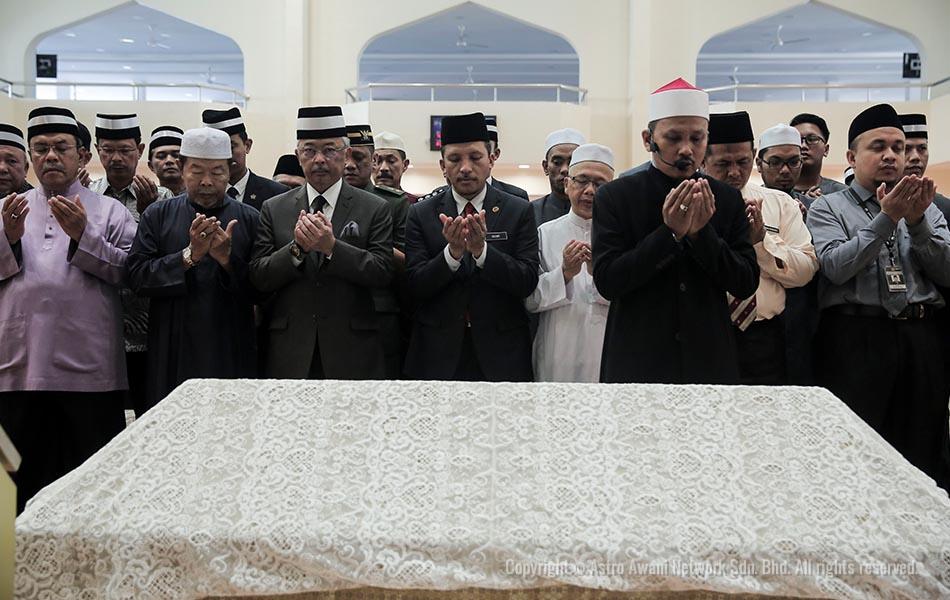 Yang di-Pertuan Agong Al-Sultan Abdullah Riayatuddin Al-Mustafa Billah Shah berkenan melawat jenazah Allahyarham Datuk Dahlan Zainuddin di Masjid Saidina Abu Bakar As Siddiq, Bangsar. - Astro AWANI / SHAHIR OMAR Yang di-Pertuan Agong Al-Sultan Abdullah Riayatuddin Al-Mustafa Billah Shah berkenan melawat jenazah Allahyarham Datuk Dahlan Zainuddin di Masjid Saidina Abu Bakar As Siddiq, Bangsar. - Astro AWANI / SHAHIR OMAR