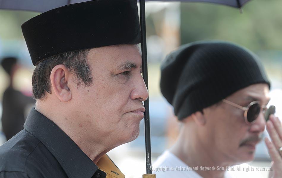 Datuk Yusof Haslam hadir bagi memberi penghormatan terakhir kepada Allahyarham Datuk Dahlan Zainuddin di Tanah Perkuburan Islam Bukit Kiara, Kuala Lumpur. - Astro AWANI / SHAHIR OMAR Datuk Yusof Haslam hadir bagi memberi penghormatan terakhir kepada Allahyarham Datuk Dahlan Zainuddin di Tanah Perkuburan Islam Bukit Kiara, Kuala Lumpur. - Astro AWANI / SHAHIR OMAR