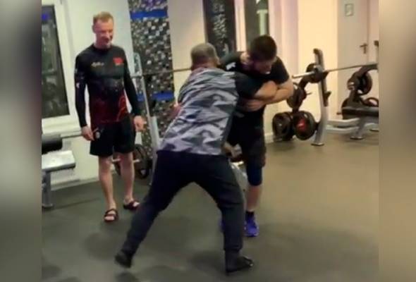 Di usia 56 tahun, bapa Khabib masih mampu 'tumbangkan' anaknya Di usia 56 tahun, bapa Khabib masih mampu 'tumbangkan' anaknya