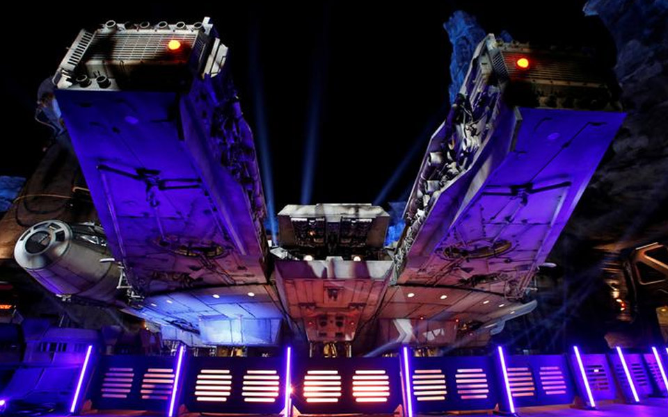 Pembukaan taman tema Star Wars: Galaxys Edge di California menghidupkan fantasi para peminat tegar terhadap dunia pengembaraan futuristik itu. Pembukaan taman tema Star Wars: Galaxys Edge di California menghidupkan fantasi para peminat tegar terhadap dunia pengembaraan futuristik itu.