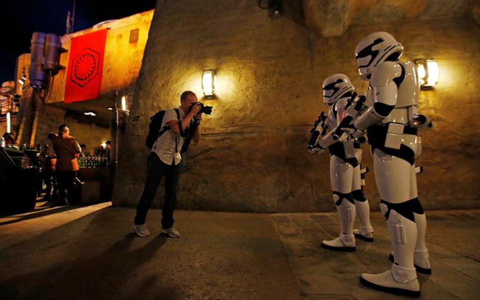 Petugas teman tema yang memakai kostum Stormtrooper didekati pengunjung untuk diabadikan dalam lensa kameranya. Petugas teman tema yang memakai kostum Stormtrooper didekati pengunjung untuk diabadikan dalam lensa kameranya.