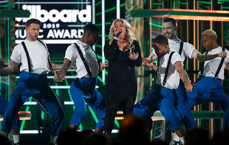 Hos Anugerah Muzik Billboard 2019, Kelly Clarkson membuat persembahan di majlis yang diadakan di MGM Grand Garden Arena di Las Vegas, Nevada, Amerika Syarikat pada 1 Mei 2019. - REUTERS/Mario Anzuoni Hos Anugerah Muzik Billboard 2019, Kelly Clarkson membuat persembahan di majlis yang diadakan di MGM Grand Garden Arena di Las Vegas, Nevada, Amerika Syarikat pada 1 Mei 2019. - REUTERS/Mario Anzuoni