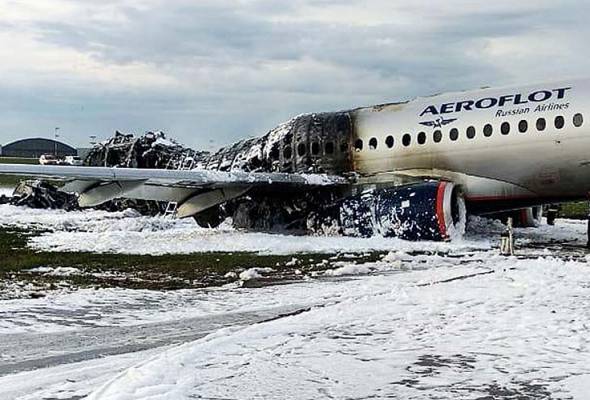 Pesawat terbakar di Moscow, lebih 40 maut termasuk kanak-kanak Pesawat terbakar di Moscow, lebih 40 maut termasuk kanak-kanak