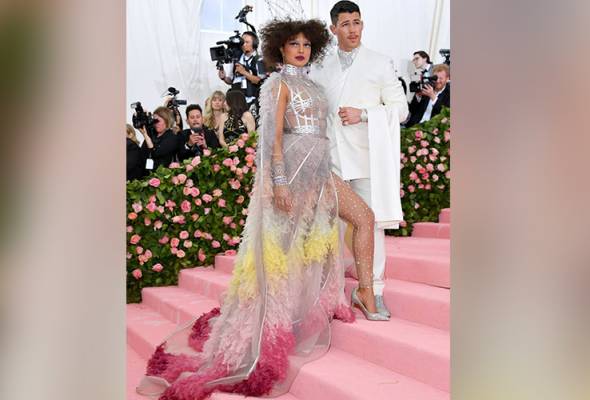 Gaun couture Priyanka Chopra ambil masa 1,500 jam untuk disiapkan Gaun couture Priyanka Chopra ambil masa 1,500 jam untuk disiapkan