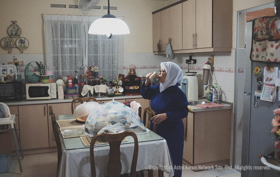 Ketika orang lain sedang bersiap untuk tidur, Hamidah bersiap untuk masuk kerja syif malam di Hospital Ampang Puteri. Astro AWANI / Israr Khalid Ketika orang lain sedang bersiap untuk tidur, Hamidah bersiap untuk masuk kerja syif malam di Hospital Ampang Puteri. Astro AWANI / Israr Khalid