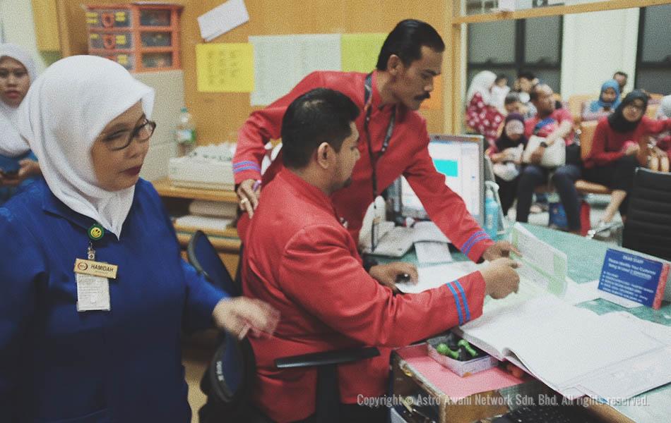 Malam ini malam yang agak sibuk, dan menjadi tugasnya sebagai pemimpin syif malam untuk memastikan segalanya berjalan lancar. - Astro AWANI / Israr Khalid Malam ini malam yang agak sibuk, dan menjadi tugasnya sebagai pemimpin syif malam untuk memastikan segalanya berjalan lancar. - Astro AWANI / Israr Khalid
