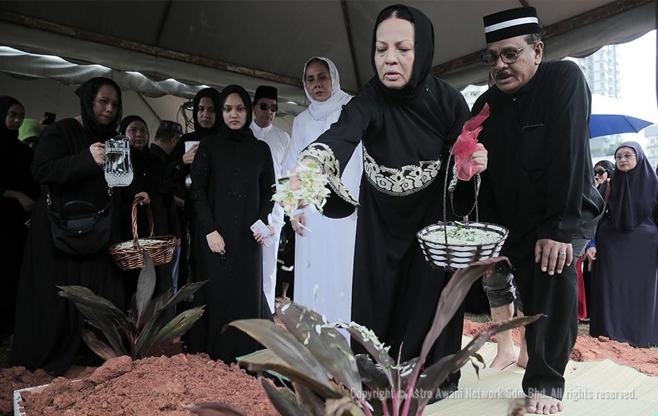 Datin Effa Rizan menabur bunga di pusara Allahyarham Datuk Dahlan Zainuddin, di Tanah Perkuburan Islam Bukit Kiara, Kuala Lumpur. - Astro AWANI / SHAHIR OMAR Datin Effa Rizan menabur bunga di pusara Allahyarham Datuk Dahlan Zainuddin, di Tanah Perkuburan Islam Bukit Kiara, Kuala Lumpur. - Astro AWANI / SHAHIR OMAR