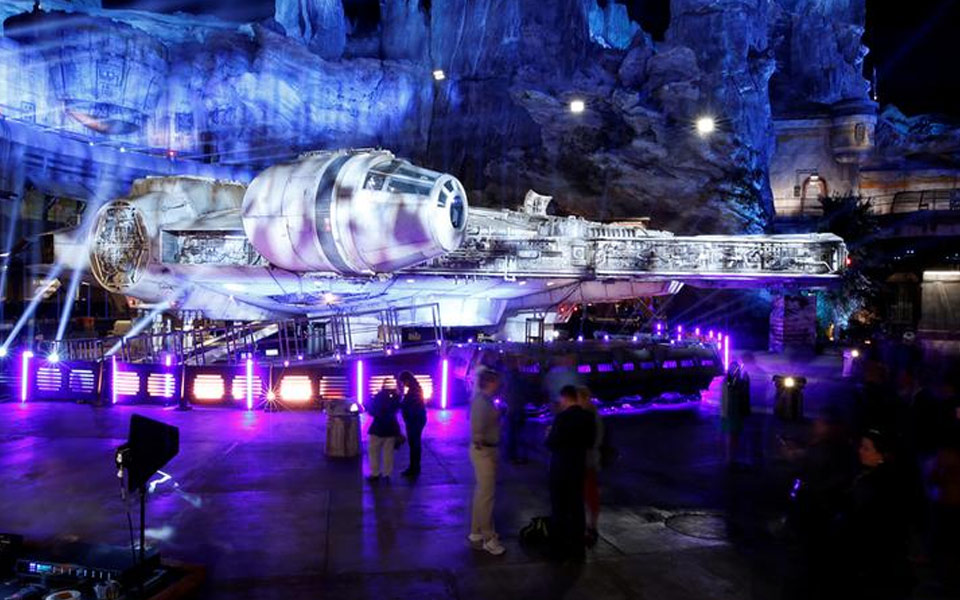 Latar cahaya biru seolah-olah membawa pengunjung ke ruang angkasa lepas, lebih-lebih lagi apabila berada di sisi Millennium Falcon. Latar cahaya biru seolah-olah membawa pengunjung ke ruang angkasa lepas, lebih-lebih lagi apabila berada di sisi Millennium Falcon.
