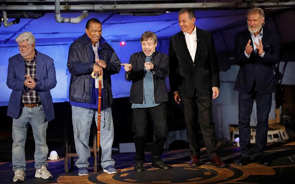 Barisan orang kuat di sebalik pembinaan taman tema Star Wars: Galaxy's Edge yang menjadikan fantasi peminat suatu realiti. Barisan orang kuat di sebalik pembinaan taman tema Star Wars: Galaxy's Edge yang menjadikan fantasi peminat suatu realiti.