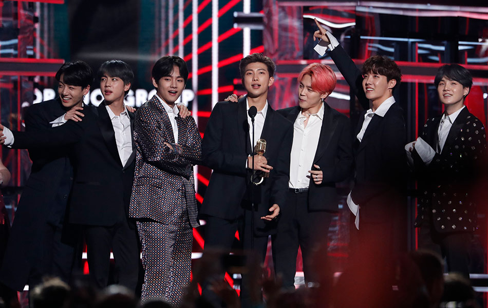 Kumpulan K-pop terkemuka, BTS mendapat anugerah Kumpulan Terbaik di majlis Anugerah Muzik Billboard 2019 di Las Vegas, Nevada, Amerika Syarikat pada 1 Mei 2019. - REUTERS/Mario Anzuoni Kumpulan K-pop terkemuka, BTS mendapat anugerah Kumpulan Terbaik di majlis Anugerah Muzik Billboard 2019 di Las Vegas, Nevada, Amerika Syarikat pada 1 Mei 2019. - REUTERS/Mario Anzuoni