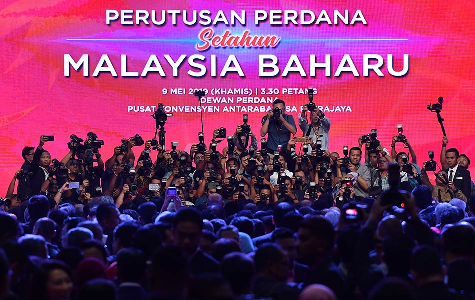 Golongan jurufoto daripada pelbagai media arus perdana gigih mencari 'angle' menarik ketika Perdana Menteri Tun Dr Mahathir Mohamad bersama para Menteri Kabinet serta orang ramai yang hadir pada Majlis Perutusan Perdana Setahun Malaysia Baharu di Pusat Konvensyen Antarabangsa Putrajaya pada 9 Mei 2019. - fotoBERNAMA Golongan jurufoto daripada pelbagai media arus perdana gigih mencari 'angle' menarik ketika Perdana Menteri Tun Dr Mahathir Mohamad bersama para Menteri Kabinet serta orang ramai yang hadir pada Majlis Perutusan Perdana Setahun Malaysia Baharu di Pusat Konvensyen Antarabangsa Putrajaya pada 9 Mei 2019. - fotoBERNAMA