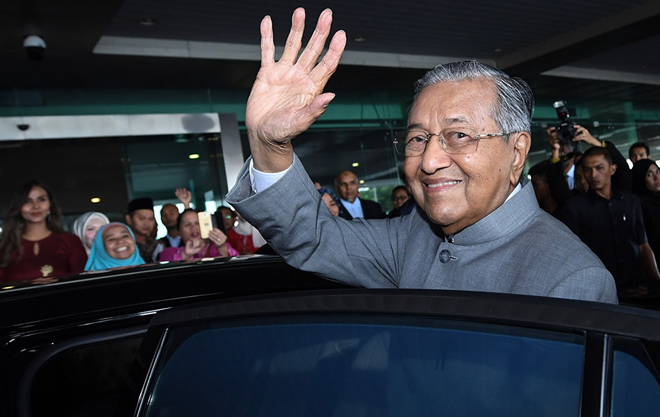 Perdana Menteri Tun Dr Mahathir Mohamad melambaikan tangan selepas majlis Perutusan Perdana Setahun Malaysia Baharu di Pusat Konvensyen Antarabangsa Putrajaya pada 9 Mei 2019. - fotoBERNAMA Perdana Menteri Tun Dr Mahathir Mohamad melambaikan tangan selepas majlis Perutusan Perdana Setahun Malaysia Baharu di Pusat Konvensyen Antarabangsa Putrajaya pada 9 Mei 2019. - fotoBERNAMA